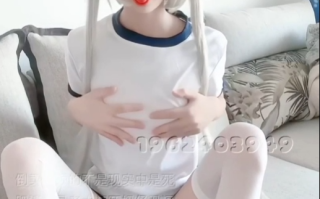 双马尾白丝萝莉，白虎嫩穴被手指玩弄，淫荡自慰高潮淫水狂喷