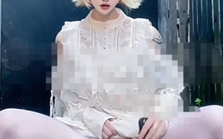 推特 不得惹 超人气校花反差女神，罕见露脸自慰定制视频，紫边吊带黑丝，肛珠按摩棒疯狂捣鼓骚穴不停喷水【2V415M】