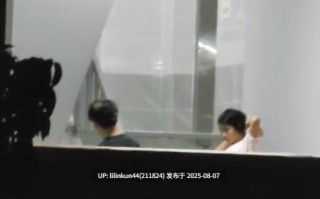 学校教学楼情侣楼梯间直播操逼 女生还挺漂亮 课间休息还不忘学习 这也太想进步了！