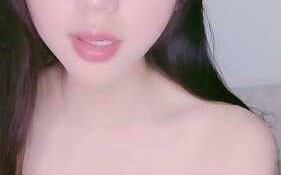 超可爱的女主，全程露脸大秀直播，白丝制服诱惑，被狼友调教的好骚，揉奶玩逼道具抽插，呻吟可射，不要错过