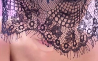 真实的巨乳爱好者，大哥手中奶子揉捏变形，跟狼友互动听指挥口交大鸡巴