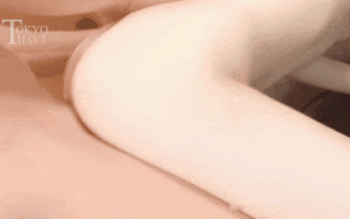 【轮奸 中出 后入 爆操】【日本私拍 群P-中文字幕】身材超棒的高挑美腿圆脸可爱女生，穴粉得过分了，被三四个男人前后夹击，好可怜 【舟合3136】