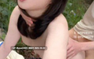 阿黑颜母狗噗噗和小帅哥秋日爬山，山顶真的是好地方，风景好而且没人，这不正好可以做羞羞的事情。舔着他的大肉棒，被按在石头上疯狂啪啪，最后射了一脸。