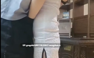 [母子乱伦] 穿着旗袍的后妈雪姨被我在桌子上沙发上操