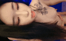 淫荡小骚货泳池操逼大战水里抱起