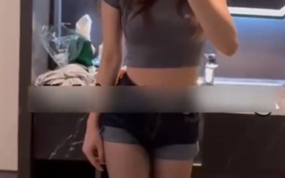 【极品身材完美女友】和女友在酒店各种姿势性爱，美腿边操边舔，太喜欢这种小巧的脚丫了，长腿美女！ #美足 #黑丝美腿 #口交