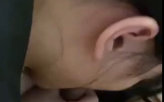 父女乱伦和高中生女儿的小日常，让中学生女儿上位跨坐在爸爸身上