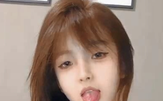 年轻貌美的极品学妹露脸深夜一个人发骚诱惑 [1+1.59g]