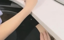 【公司办公室口爆】推到办公桌上脱掉裙子，就后入好鸡巴过瘾