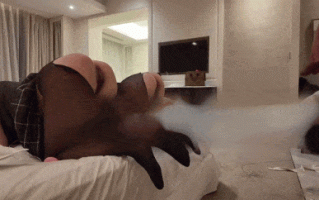 【别动别动，差点没忍住射你逼里】3P怎么做到不嫌弃对方的？女上空姐，OL制服妹脸贴在鸡巴上=处舔，果然男人都喜欢骚的和主动的！ #空姐 #口交