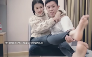 高领毛衣甜美萌妹，穿上情趣网袜镜头前站立后入