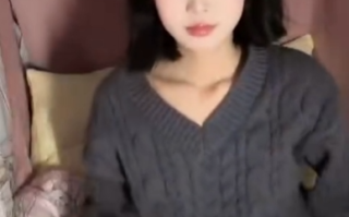 高颜值萌妹为了赚钱买苹果手机，给金主视频漏出pu11