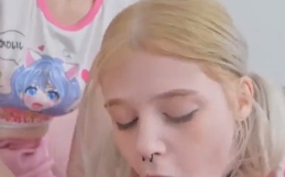 【 妈妈教女儿做爱】妈妈和女儿一起舔爸爸鸡巴教育女儿给 ˙爸爸操