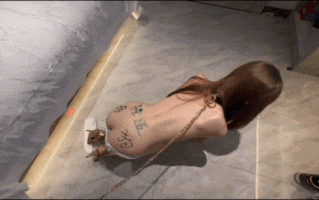 【这么反差的小母狗女友没事的时候还是要牵出来溜溜！】极品反差大一女友天生的M体质，每次做之前都要让我用狗链牵着她，还喜欢舔脚，这是什么癖好啊！被男友各种爆草连白浆都草出来了！太骚了！ #极品反差小母狗女友