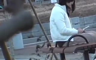 【日本真实尾随强奸系列】浅草性感年轻女旅客被三人拖到小树林录像强奸，全程都在求饶但仍被扒掉衣服无套内射中出