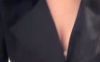  [度盘]大奶子网红小骚货！露奶情趣内衣！奶子上抹酸奶，开档黑丝按摩器震穴【1v3.27G】