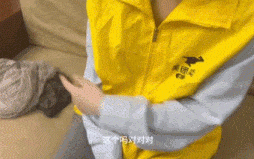 大神忽悠上门送餐美团女骑手帮忙试穿情趣内衣边夸赞她好看边对着她摸鸡巴让她口爆无套后入内射一屁股