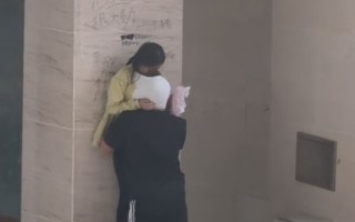 高中生课间操期间躲在柱子旁边吃奶火遍全网 哥们这是早上没吃饭吗 直接钻衣服里面就是一顿猛啃！