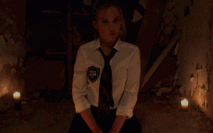 女子和朋友玩鬼屋通灵 结果被自己召唤出的怪物掀翻在地（1v930M）（百度）