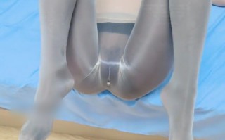 给洛丽塔妹子穿好几层丝袜然后硬插 看着就疼