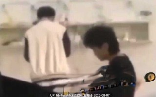 某校一情侣为寻刺激则趁老师上课途中偷吃男友肉棒还被偷拍 这么饥渴且这么胆大？！