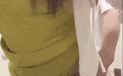 饥渴御姐火车上主动搭讪单男聊天，不停勾搭大胆抚摸大肉棒，最后没忍住躲着乘务员偷偷跑到厕所里面摇起来车震！ #户外车震 #少妇