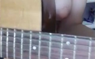 开口脆兄弟们  进来听吉他弹唱！！超嫩馒头逼！