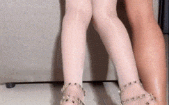 【绿帽男心理生理的双重折磨！】刚回家就看到极品女神老婆趴着比里流满了别人内射的精液，还各种言语侮辱老公，居然还让绿帽废物老公插，还说我的骚比只能让别人射满了才能让你草！