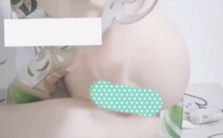 小草神边摸边喷水