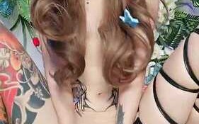 全网最牛的虐逼宝贝全程露脸大秀直播刺激狼友，掰开骚穴尿尿给你看，巨无霸道具一插到底