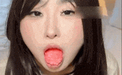 【这样可爱的女友嘴里含着跳跳糖深情眼望着鸡巴】一口含住的样子，直接就能忍不住射了吧，主动勾引的本事太诱人了，后面被操的一直喊着要精液！ 推荐指数：⭐️⭐️⭐️⭐️⭐️ #口交口爆 #完美露脸 #后入