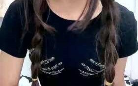 清纯卡哇伊美少女，在家发骚道具自慰，娇小身材无毛嫩穴，细腰美臀特写，骑乘位深插小骚逼