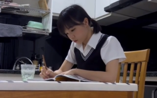 一脸清纯的白丝JK小妹妹在家学习被入室强干，娇嫩菊花捅入巨大肉棒 被颜射后一脸懵