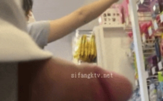 韩国街射露出 公共场合大胆掏出JB 还有个妹子帮着撸 [1v765M]