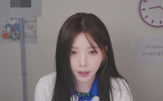 Yoonying 俱乐部房间里清理和舔丙烯酸