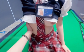 【真实兄妹乱伦】意淫自己清纯妹妹，于是在把公共台球桌当床，揉奶接吻扣嫩穴，给妹妹扣的不停大声淫叫！！