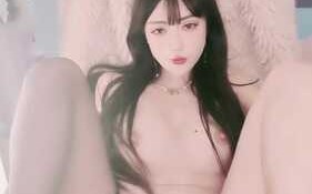 网红女神尤物的诱惑，黑丝高跟大长腿，性感露脸揉奶玩逼，道具直插宫底搅拌，浪叫呻吟不止