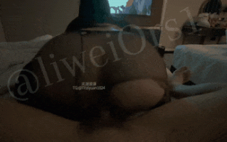 视=9腹肌大长屌新人「里维」时隔一个月的doi实录。边喝酒边看电影就做起来了，借着酒劲女上顶到底，淫水流到床单上