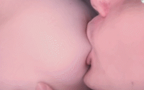 极品翘乳不断舔吸 舔咬乳头让美女欲罢不能