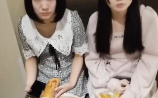 双飞 两漂亮青春美眉吃鸡啪啪 小娇乳 无毛鲍鱼 短发妹子上位全自动 长发妹子被内射