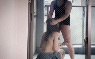 在阳台上大胆公开露出做爱！！难得一见！