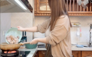 [海角社区](丰乳肥臀的姐姐)巨乳姐姐，爸妈不再家，跟姐姐肆无忌惮的做爱，从厨房做到卧室炮火响了一夜