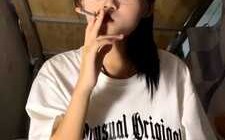 不良少女大学生宿舍直播自慰还在抽烟，坏姐姐?