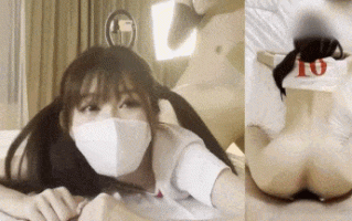 #你遥不可及的双马尾萝莉终究成为了金主胯下的母狗！】亲哥为签合同，把高颜值双马尾萝莉的妹妹推给客户随意蹂躏。娇小身躯跪趴沙发，翘臀高抬暴露一线天白虎粉穴。客户粗壮肉棒猛顶到底，狂抽猛插带出淫水飞溅。萝莉咬唇浪叫，粉嫩穴肉紧裹巨根，抽插间汁水四溢。客户低吼加速冲刺，龟头胀大直捣花心，最终喷涌浓精灌满子宫，溢出顺大腿根淌落。萝莉瘫软喘息，粉穴痉挛吞咽余精，合同轻松到手。