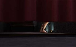 原神申鹤卡墙壁，被当成玩具使用