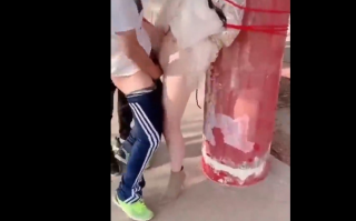 假期大学生美女出游，在野外被捆绑在柱子上强奸