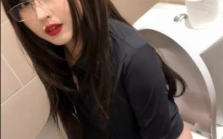 推特极品骚母狗 噗噗 新作厕所泄欲 携手性感小姨上演淫乱大戏 喷水高潮如瀑布！