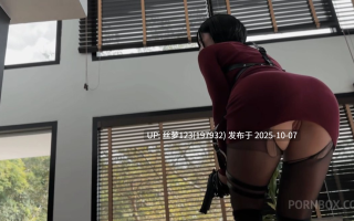 欧美Coser【Sweetiefox】Cosplay 生化危机 艾达王 上面是 黑丝自慰  下面是 深喉口交 后入