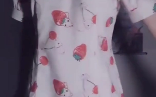 清纯高中生萝莉展示白嫩身材