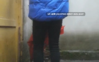 出轨，小少妇相约到出租房，骚逼好几天没客人了，还挺粉，脱裤啪啪，原始欲望尽情释放，非常激情